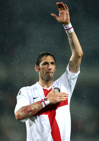 欧冠积分榜分析：小组晋级形势紧张,（欧冠形势解读：各组出线竞争白热化）