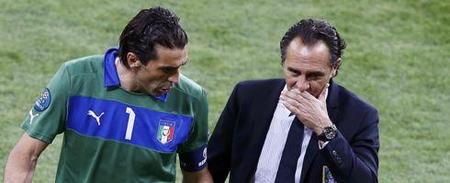 俄罗斯运动员谢尔盖-博伊在1800米高空踢球，挑战极限，引发热议。（俄罗斯选手谢尔盖·博伊海拔1800米踢球，上演极限挑战引发热议）