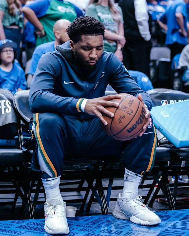 官方：库拉索主帅艾德沃卡特因家事暂离球队，由助教率队迎战牙买加（库拉索官宣：主帅艾德沃卡特因家事暂时离队，助教将带队战牙买加）