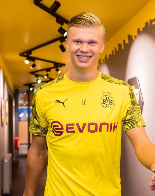 湖人詹姆斯关键发挥险胜76人，刷新个人40岁后得分纪录，豪取17胜稳居西部第二。