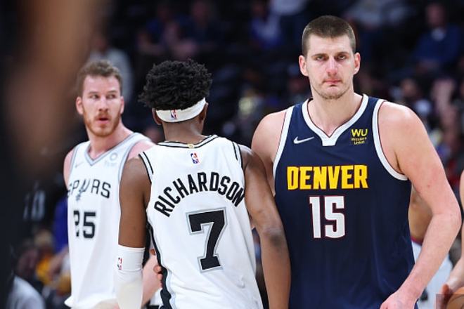 米体：尤文要求弗拉霍维奇大幅降薪留队，幅度可能接近一半（米体：尤文盼弗拉霍维奇留队，薪水或被腰斩）