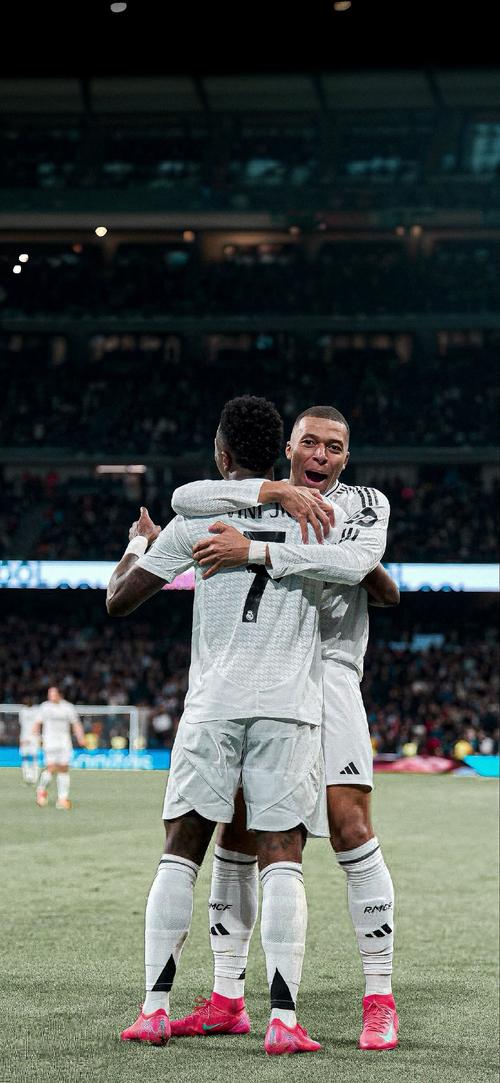 C罗主动把点球机会让给马内，一个举动彻底粉碎自私的质疑（C罗将点球权让给马内，用实际行动击碎自私质疑）